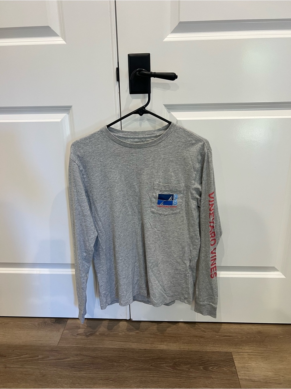 Vineyard Vines Men's Heather Gray Long-Sleeve Pocket Tee with Red Sleeve Logo